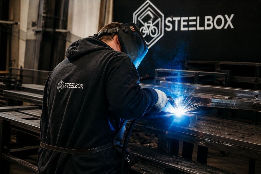 Métallier Steelbox en pleine soudure d'une structure acier dans l'atelier de fabrication français