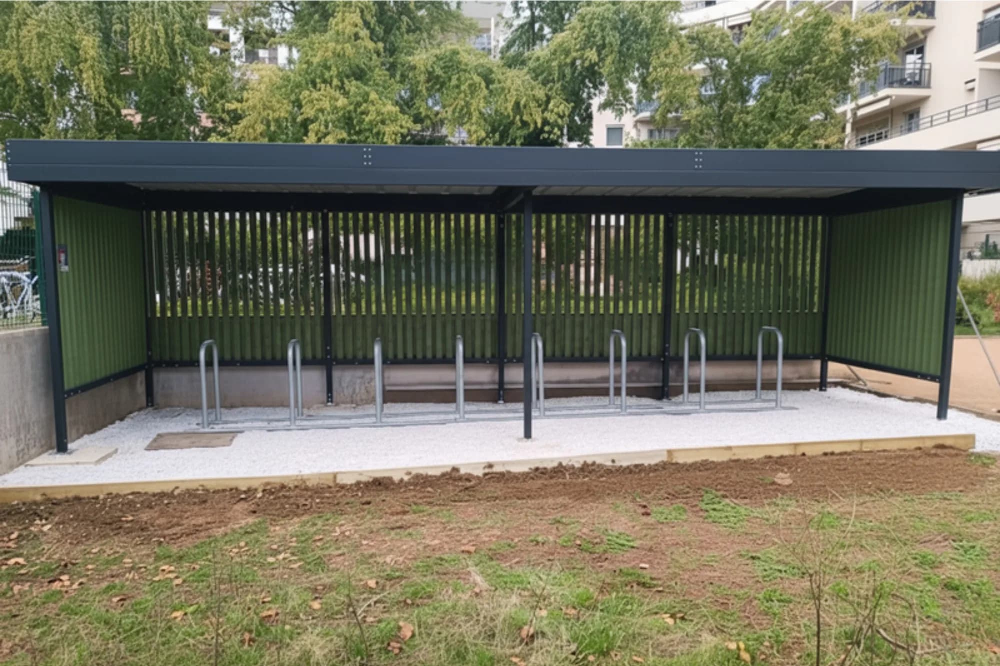 Abri vélo Linéa en aluminium dans la cour d'une copropriété à Lyon