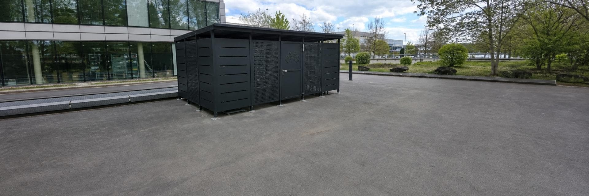 Abri vélo fermé sécurisé en acier Steelbox avec accès contrôlé