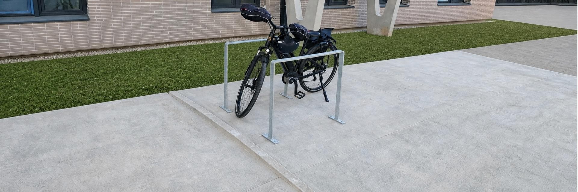 Arceau vélo en acier galvanisé Steelbox installé en environnement urbain