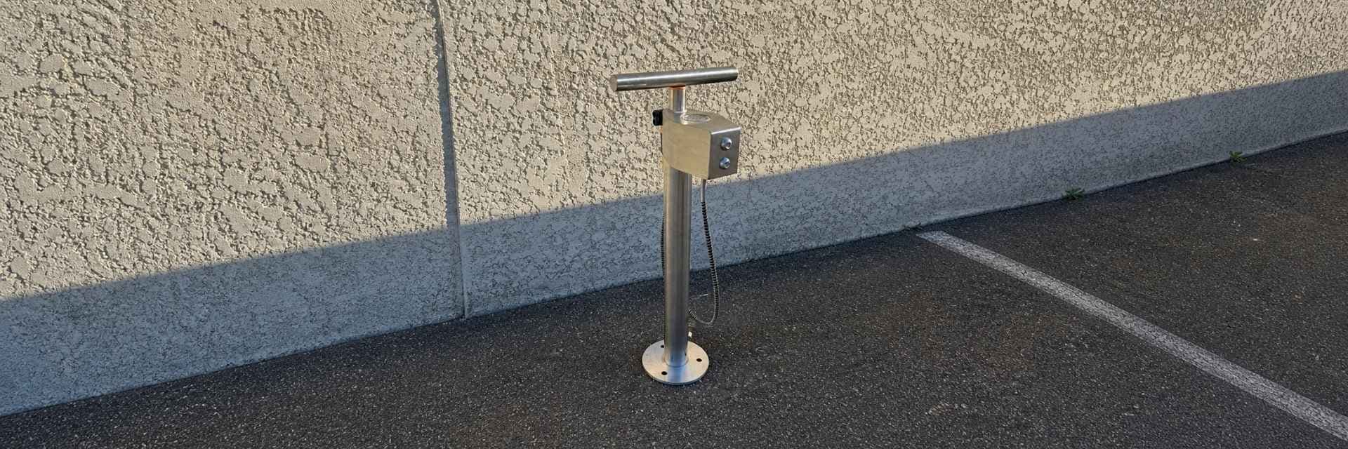 Pompe et station de réparation vélo Steelbox en acier