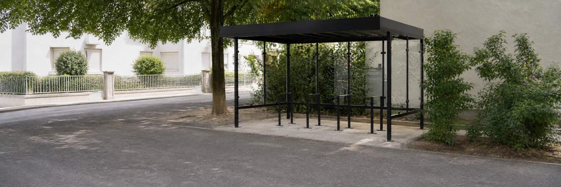 Abri vélo ouvert Vitria en acier Steelbox installé en environnement urbain