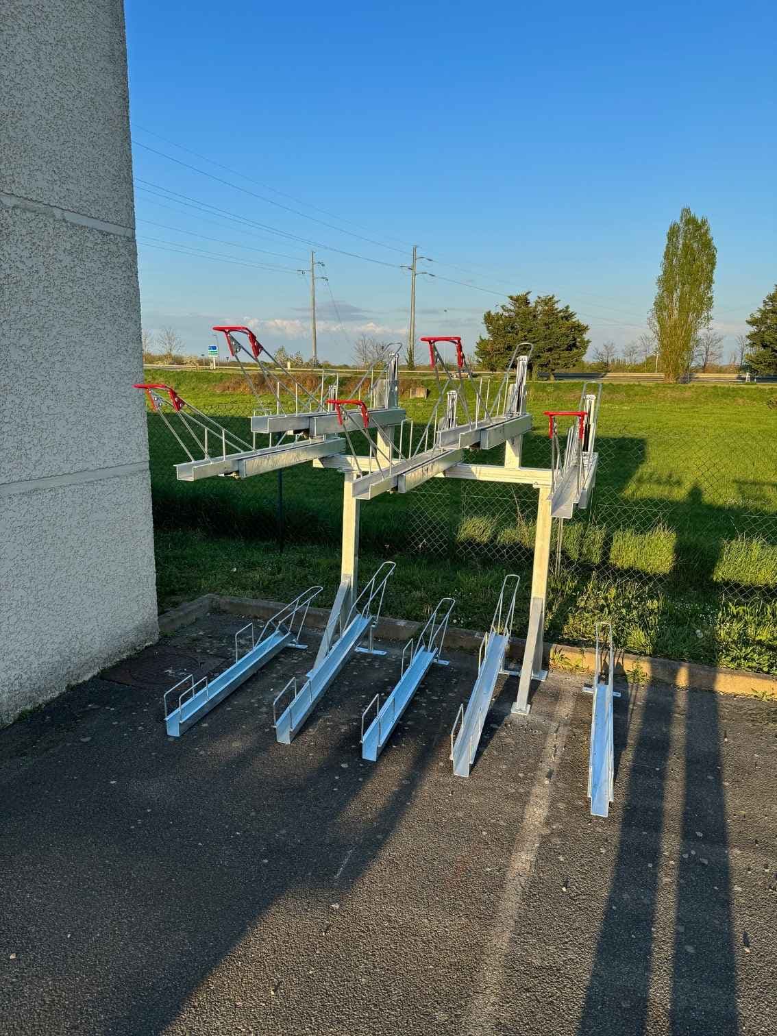 Rack vélo double étage Cyclift Steelbox en acier galvanisé installé en extérieur