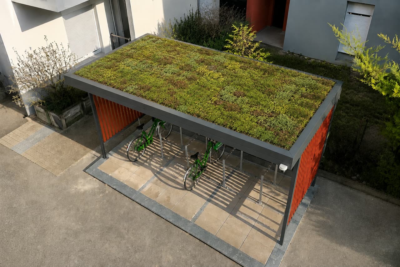 Abri vélo ouvert en acier Steelbox équipé d'une toiture végétalisée en sedums