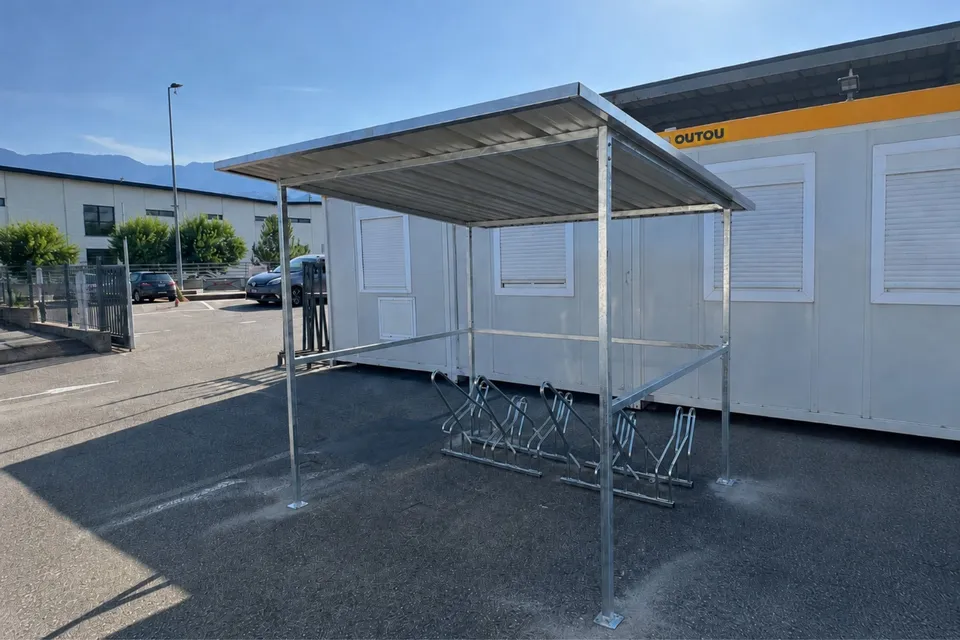 Abri vélo Essentia galvanisé installé sur un parking d’entreprise