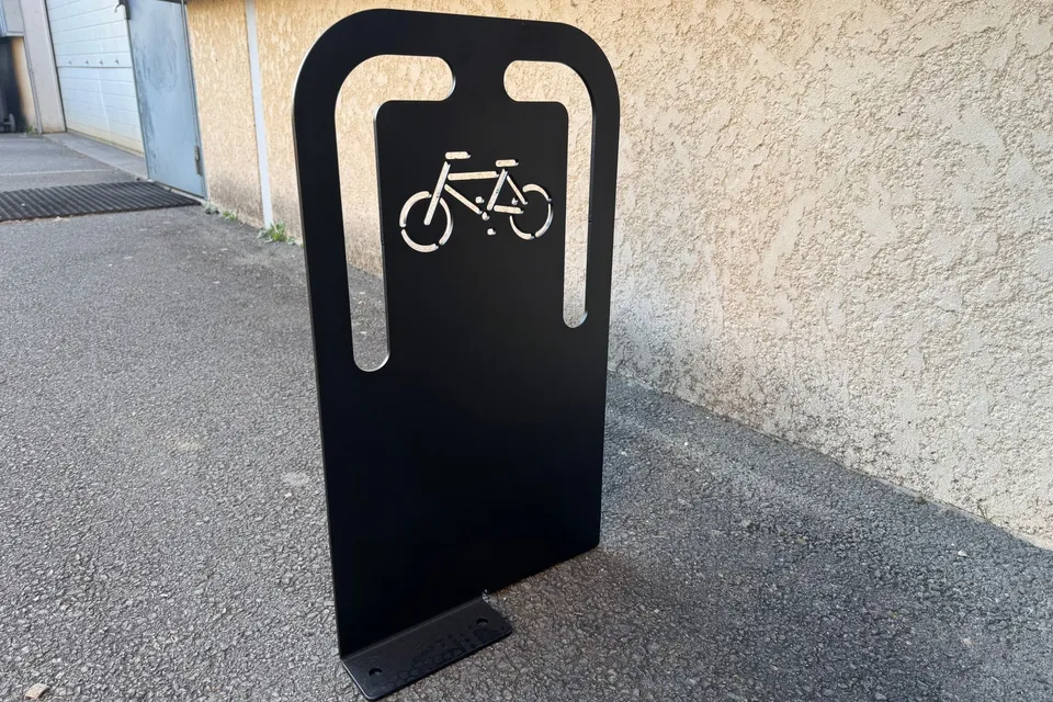Arceau vélo Rivéo en acier noir avec pictogramme vélo découpé, fixé au sol