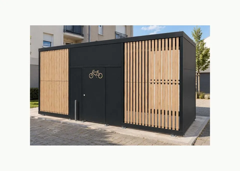 Abri vélo fermé Bastion à bardage bois et porte avec pictogramme vélo, installé au pied d'un immeuble
