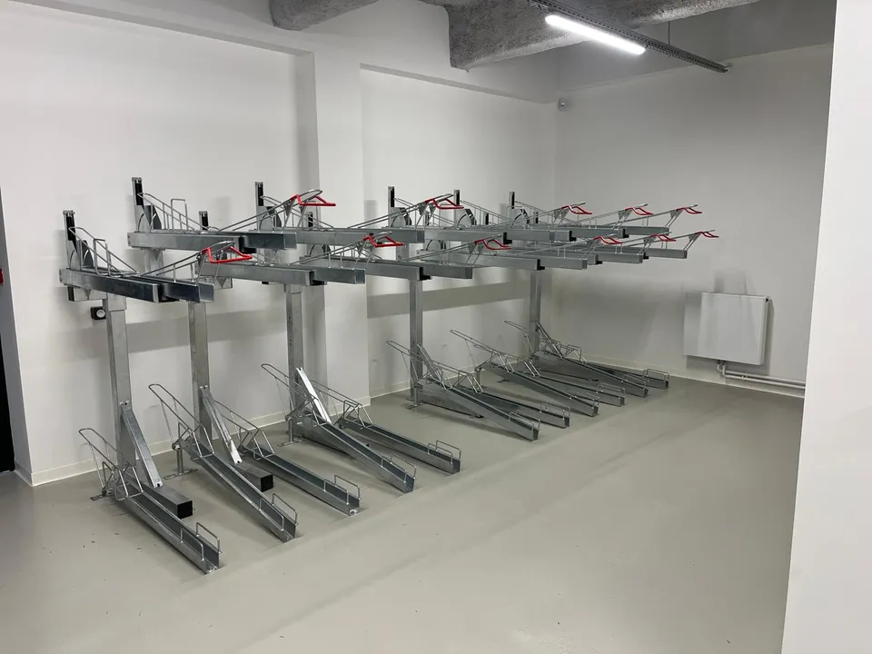 Racks vélos double étage Cyclift en acier galvanisé installés dans une université