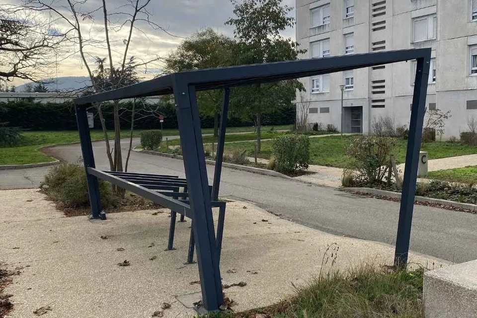 Abri vélo Helia en acier anthracite avec râtelier, installé en pied d'immeuble