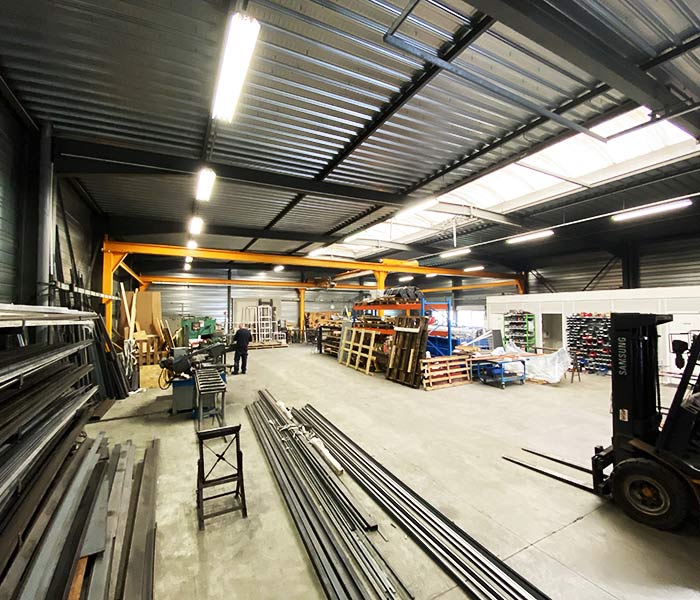 Atelier Steelbox de Saint-Georges-de-Reneins : profilés acier, pont roulant et chariot élévateur