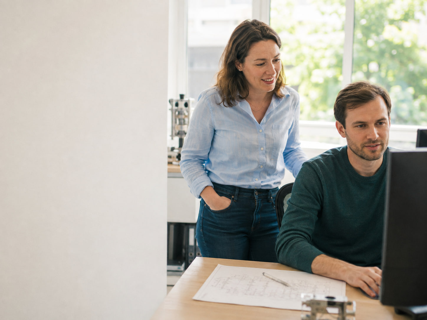 Ingénieurs en bureau d'études étudiant le plan technique d'un abri vélo sur mesure