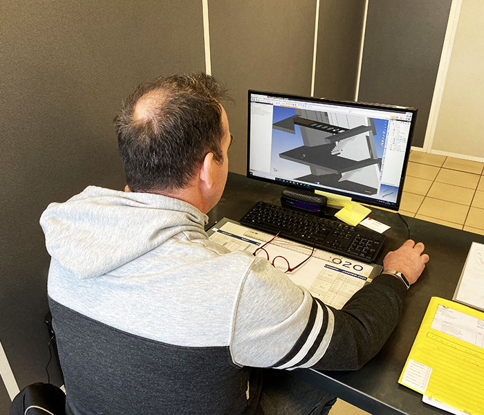 Dessinateur du bureau d'études Steelbox modélisant en 3D la structure acier d'un abri vélo
